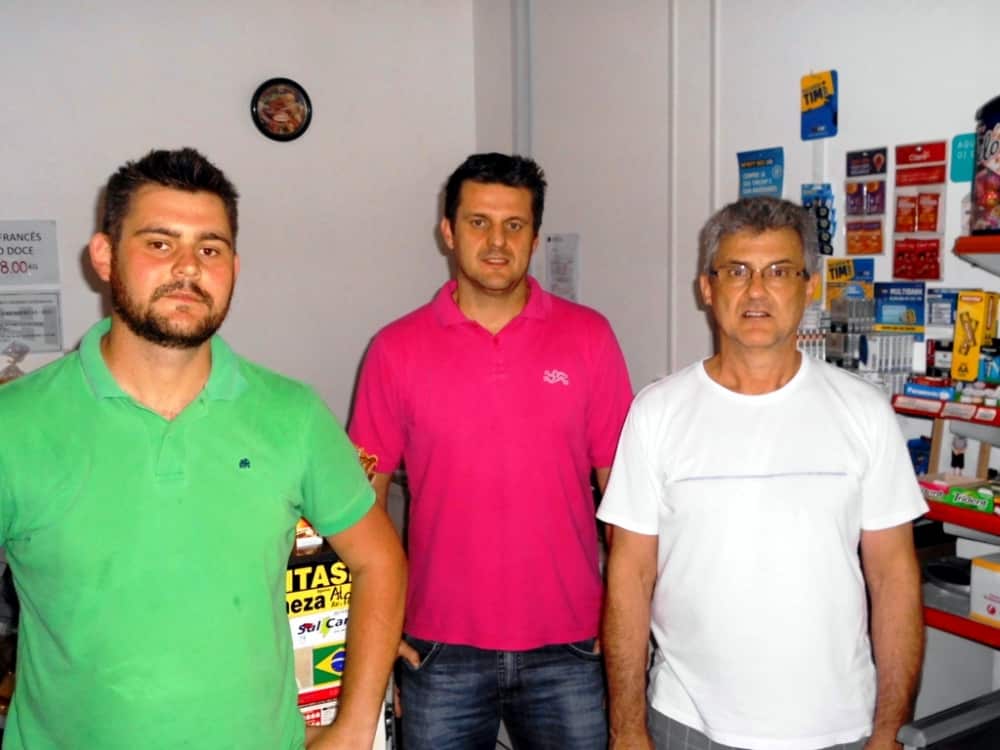 Marcelo Branco: O famoso Padre Marcelo Rossi que esteve em Criciúma lançando um livro, ficou hospedado por aqui 3 Mercado Pavan, de Caravaggio, é uma boa opção de boas compras. O nosso amigo Airton Pavan e seus filhos Anderson e Cristiano. A esposa de Airton é a minha colega professora Cássia Coral. Eles não perdem uma coluna. Obrigado.