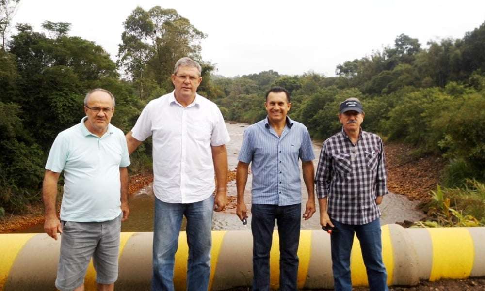 Marcelo Branco: Em breve o nosso amigo Aroldo Ghislandi vai reunir os amigos para um churrasco em seu belo sítio 5 Ontem a tarde em Forquilhinha aconteceu o 1º Seminário de Relatos de Experiências de Recuperação Ambiental de Rios do Brasil. O convidado foi Walter Tesch que muita experiência sobre recursos hídricos, inclusive já trabalhou na Sabesp, de São Paulo. Na foto com Nilson Dassi, vereador de Nova Veneza Betão e vereador de Siderópolis Romildo Soares. Eles visitaram pontos do Rio Mãe Luzia em Siderópolis e Treviso.