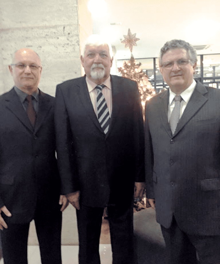 Marcelo Branco: Em breve o nosso amigo Aroldo Ghislandi vai reunir os amigos para um churrasco em seu belo sítio 2  A Cooperativa Pioneira de Eletrificação – COOPERA, com sede em Forquilhinha, recebeu recentemente mais uma importante premiação que ficará na sua história. O Premio IASC 2015 – Índice ANEEL de Satisfação do Consumidor – que reflete a percepção do cliente residencial sobre a qualidade dos serviços prestados pelas distribuidoras de energia elétrica, foi entregue ao Presidente da COOPERA Carlos Alberto Arns, em solenidade que aconteceu na noite da ultima quinta-feira (19) em Brasília. O vice-presidente Walmir Rampinelli e o gerente geral Rogério Braz Feller também participaram da entrega da honraria.