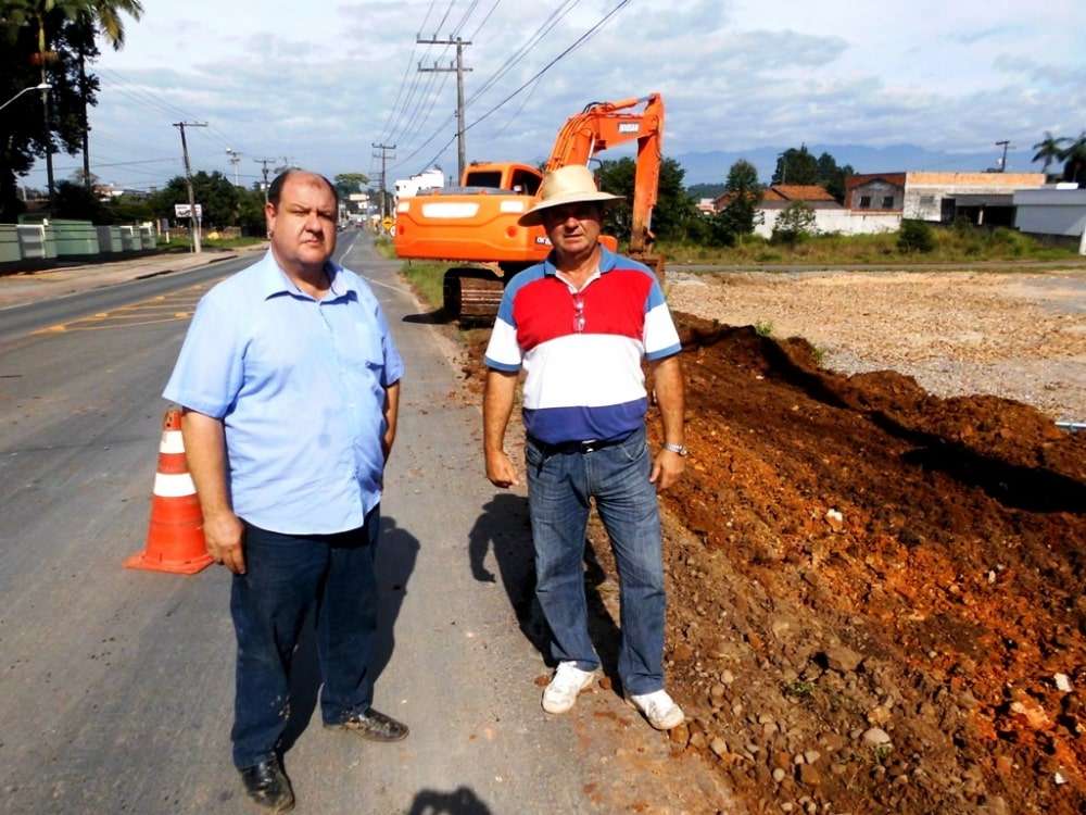 Marcelo Branco: O famoso Padre Marcelo Rossi que esteve em Criciúma lançando um livro, ficou hospedado por aqui 5 O vice-prefeito Zé Spillere e o Intendente Distrital Luiz Carlos Daniel acompanhando as obras da ciclovia em Caravaggio.
