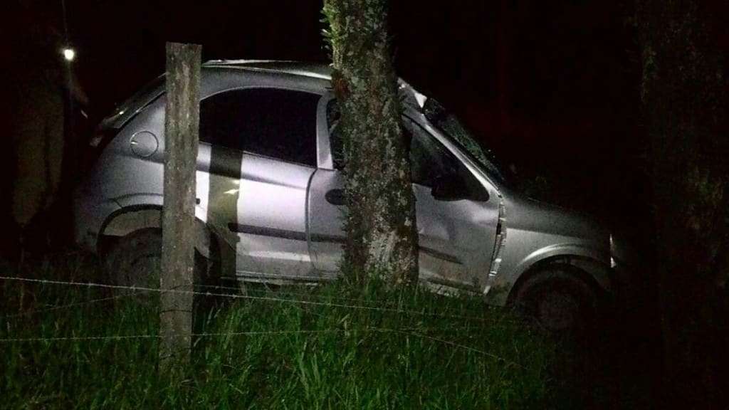 Condutora perde controle da direção e bate em árvore no São José 1 Condutora perde controle da direção e bate em árvore no São José