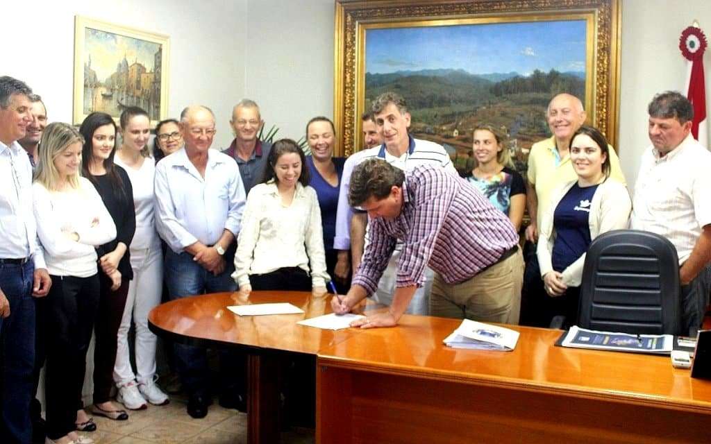 Marcelo Branco: Neste domingo haverá a abertura do natal luz e programação natalina na Praça Humberto Bortoluzzi 3  Foi asfaltada nesta semana a ciclovia no morro na chegada em Caravaggio. Esta obra é importante pois deixa a pista mais larga e segura para os usuários. Outra obra que será realizada será a reconstrução do asfalto da Rua Antônio Milanez, do Bairro Baixada, em Caravaggio. O prefeito Evandro Gava assinou a ordem de serviço para a obra.