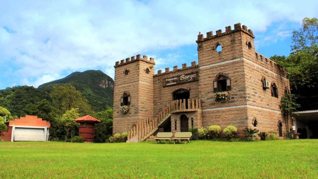 Marcelo Branco: Já são quatro pré-candidatos a prefeito 2 O empresário Onévio Colombo, da Vinícola Borgo, está muito satisfeito com o resultado alcançado neste ano. Turistas de várias regiões e dos municípios dos arredores tem visitado o “castelo” que fica em São Bento Alto, num local perto das montanhas e com muita beleza natural. A Borgo é a primeira vinícola oficial do município de Nova Veneza e seus produtos são conhecidos e muito apreciados em nossa região. Foi lançado recentemente o “limoncello”, um aperitivo de limão que é muito apreciado na Itália.  A Família Borgo agradece a todos e deseja um feliz natal e um 2016 de muitas realizações, alegria e muita saúde.