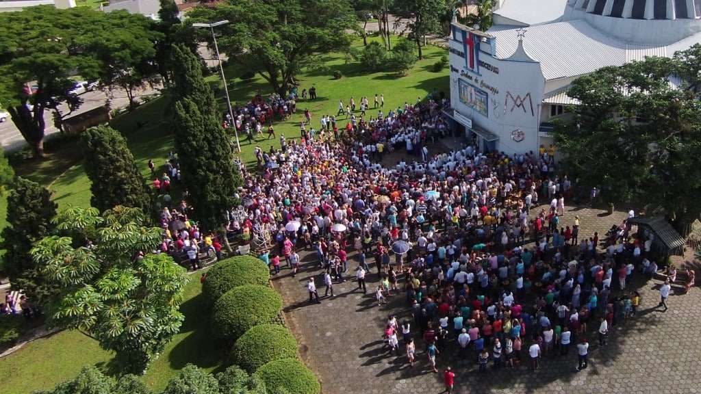 Centenas de fiéis participam da abertura da Porta Santa no Caravaggio