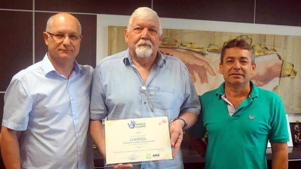 COOPERA recebe Certificado Empresa Solidária da APAE de Forquilhinha 1 COOPERA recebe Certificado Empresa Solidária da APAE de Forquilhinha