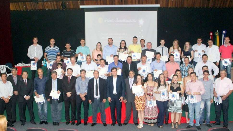 Marcelo Branco: Já são quatro pré-candidatos a prefeito 6 .A prefeitura de Nova Veneza homenageou empreendedores nesta terça-feira. O objeto é incentivar os empreendedores que mais contribuíram com a arrecadação do município, a Administração Municipal de Nova Veneza entregou o Prêmio Reconhecimento para os 15 primeiros colocados dos setores: Indústria, Comércio, Agropecuária e Super Simples.