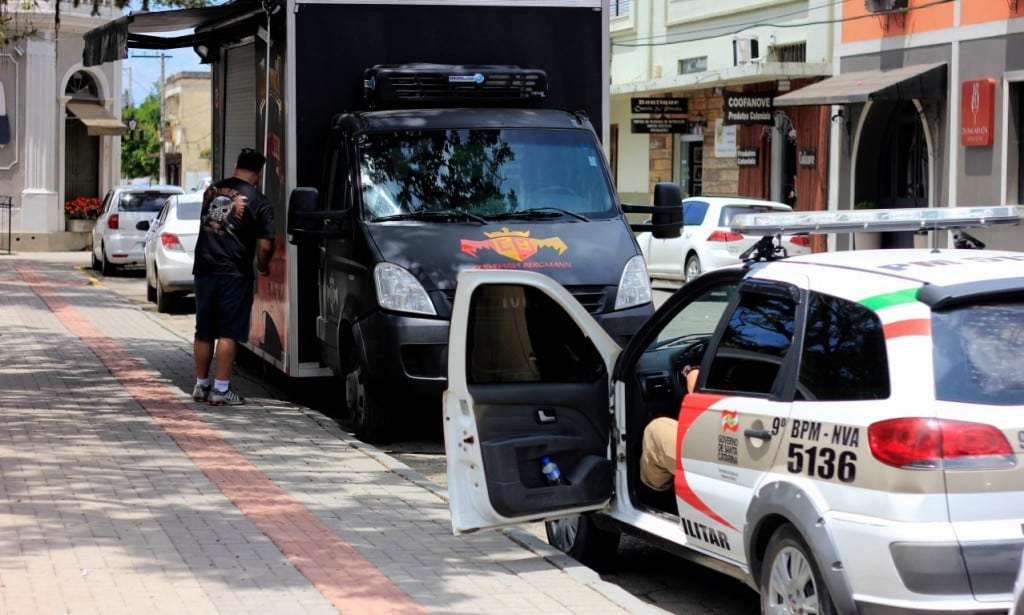 Bieer pub truck é impedido de operar na praça Humberto Bortoluzzi 1 Bieer pub truck é impedido de operar na praça Humberto Bortoluzzi
