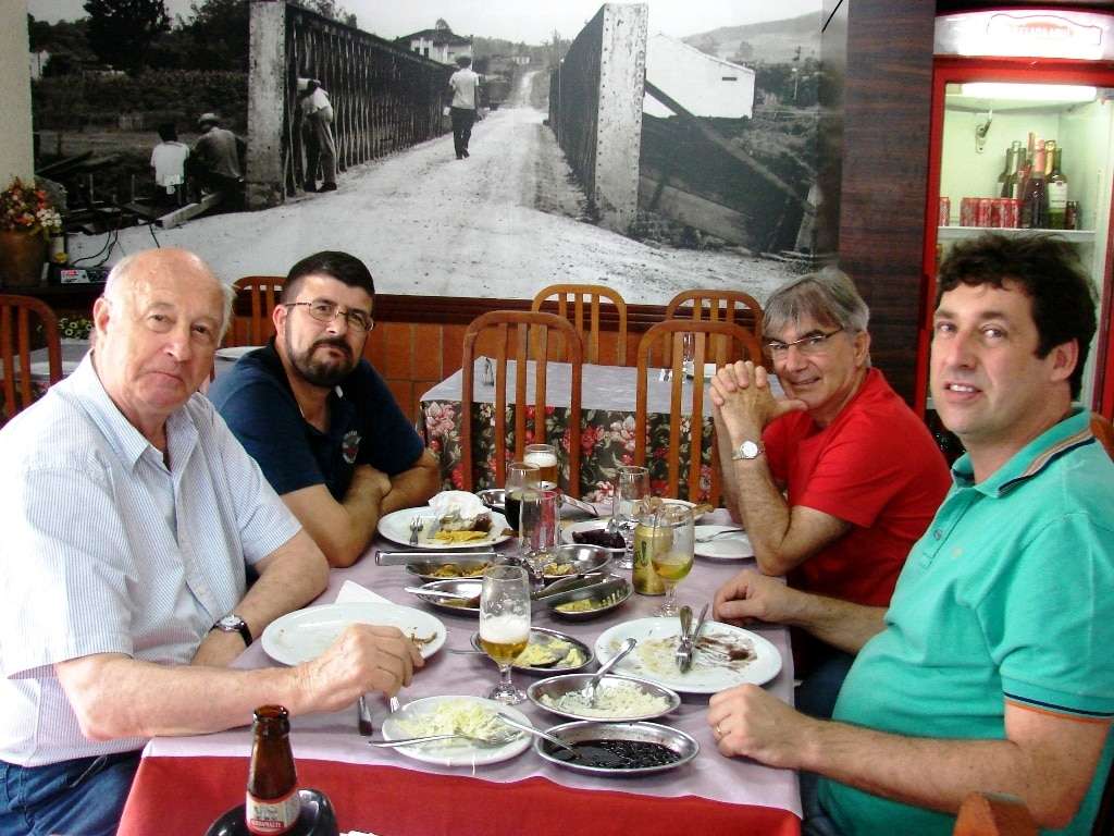 Marcelo Branco: Neste domingo haverá a abertura do natal luz e programação natalina na Praça Humberto Bortoluzzi 2 A comissão de revitalização do Metropolitano Clube se reuniu nesta terça-feira no Restaurante Veneza. Nivaldo Nuernberg, Emerson Crippa e Danilo Bratti conversaram sobre as próximas ações a serem tomadas. Tito Bortolotto que é sócio do clube também trocou umas idéias com eles.