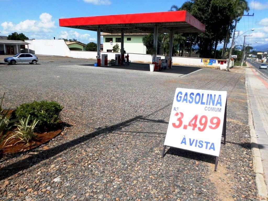 Marcelo Branco: Já são quatro pré-candidatos a prefeito 3 O Auto Posto Tio Caco, de Caravaggio, tem a gasolina mais barata de nosso município, que é R$ 3,49. O atendimento especial das jovens Sabrina e Jociele também fazem a diferença. Confira.