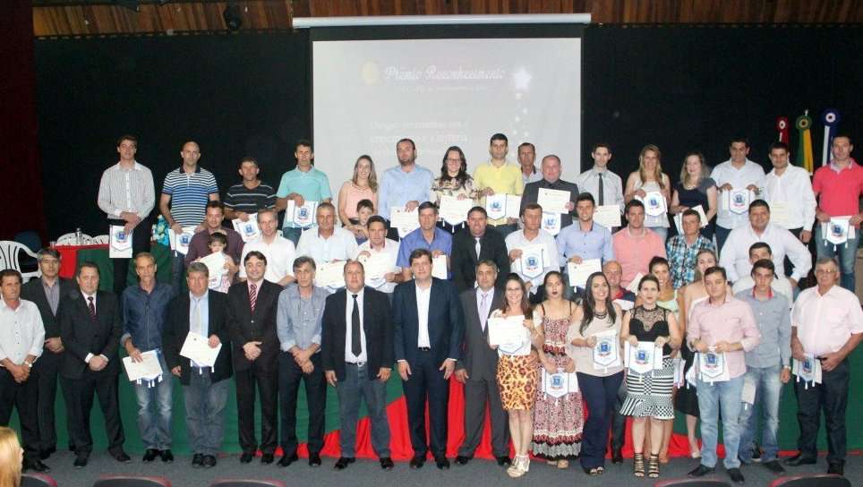 Marcelo Branco: Um pré-candidato a prefeito passou por exames médicos nesta semana, inclusive um cateterismo mas está bem 6 A prefeitura de Nova Veneza homenageou empreendedores nesta terça-feira. O objeto é incentivar os empreendedores que mais contribuíram com a arrecadação do município, a Administração Municipal de Nova Veneza entregou o Prêmio Reconhecimento para os 15 primeiros colocados dos setores: Indústria, Comércio, Agropecuária e Super Simples.