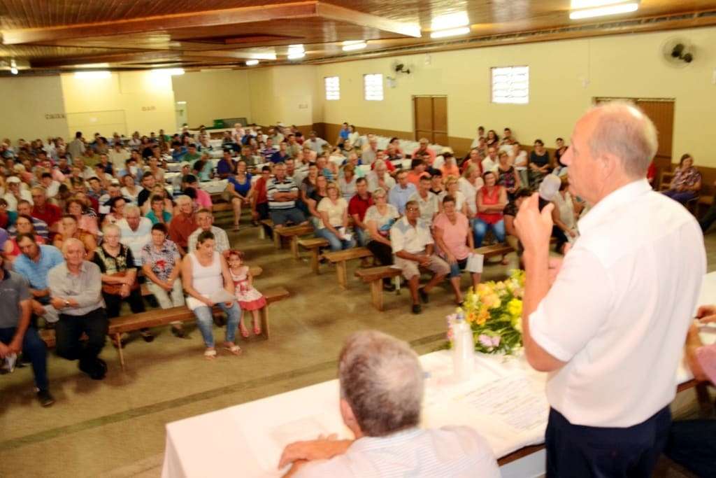 Marcelo Branco: Já são quatro pré-candidatos a prefeito 4  Eu estive na assembléia geral do STTR na sexta-feira, em São Bento Alto. A entidade foi fundada há 45 anos e atualmente é presidida por Evandro Boaroli. Centenas de associados marcaram presença, além de autoridades locais e o presidente da Fetaesc, José Walter Dresch. Teve sorteio de brindes e jantar.