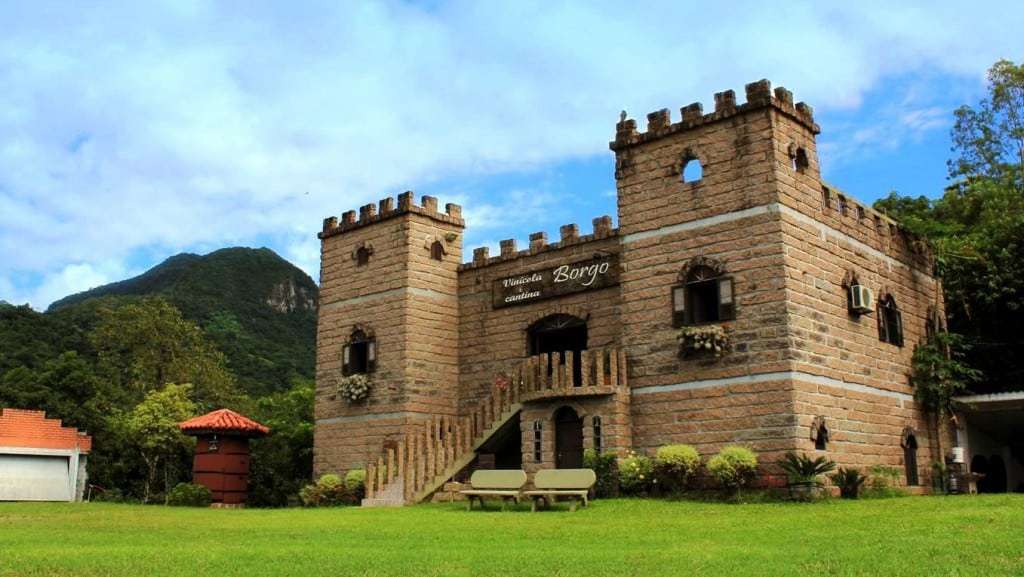 Marcelo Branco: Um pré-candidato a prefeito passou por exames médicos nesta semana, inclusive um cateterismo mas está bem 2 O empresário Onévio Colombo, da Vinícola Borgo, está muito satisfeito com o resultado alcançado neste ano. Turistas de várias regiões e dos municípios dos arredores tem visitado o “castelo” que fica em São Bento Alto, num local perto das montanhas e com muita beleza natural. A Borgo é a primeira vinícola oficial do município de Nova Veneza e seus produtos são conhecidos e muito apreciados em nossa região. Foi lançado recentemente o “limoncello”, um aperitivo de limão que é muito apreciado na Itália.  A Família Borgo agradece a todos e deseja um feliz natal e um 2016 de muitas realizações, alegria e muita saúde.