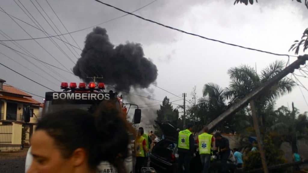 Motorista perde controle da direção e derruba dois postes no Caravaggio