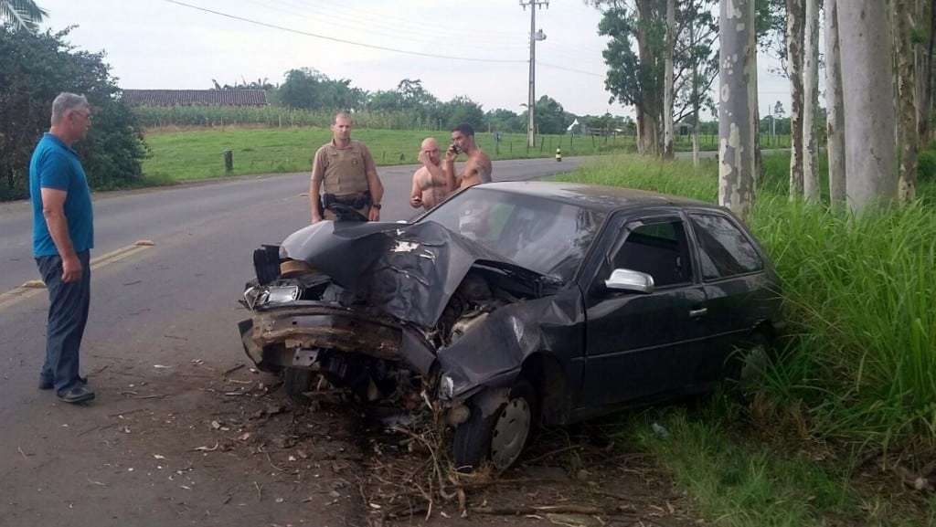 Carro sai da pista e bate em árvore no São Bento Baixo