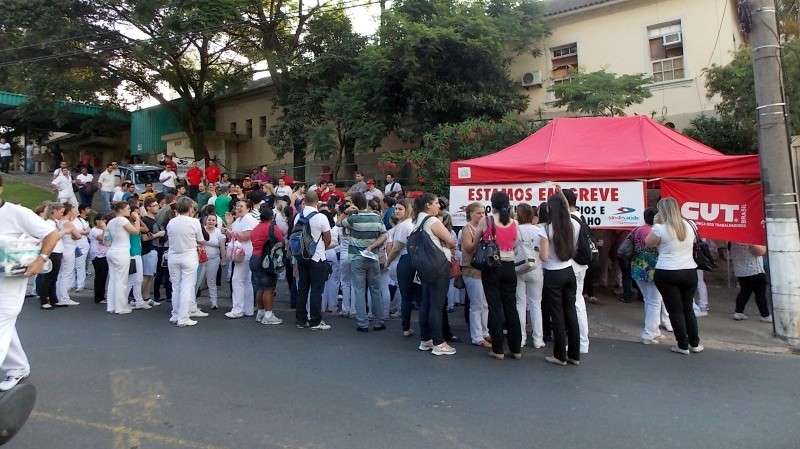 Sem salários, funcionários do hospital São José entram em greve