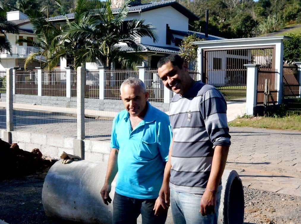 Marcelo Branco: Há sempre turistas na cidade da região e de estados vizinhos 3 O “Bolinha”, da secretaria de obras, em ação numa obra de saneamento recentemente. Gente da melhor qualidade e eficiente no seu trabalho.