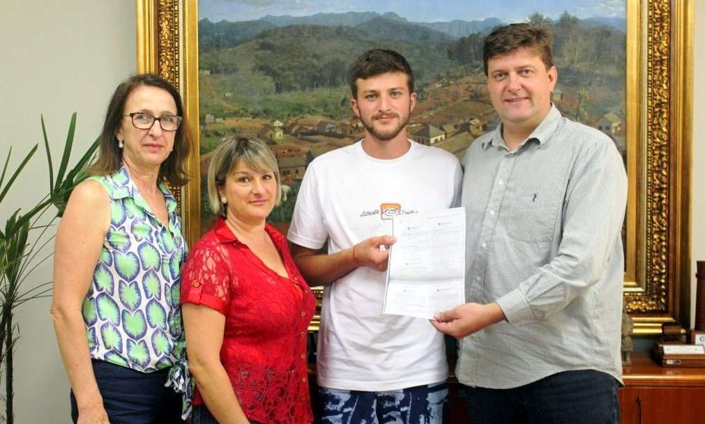 Marcelo Branco: Há sempre turistas na cidade da região e de estados vizinhos 4 O jovem morador da comunidade de Vila Maria, Quenedi Mafioletti, de 20, anos será o primeiro universitário a ser beneficiado pelo  projeto “Nova Veneza Universitária” lei criada pelo Executivo Municipal, voltada aos jovens carentes. O jovem que integra o programa, após concluir o curso, opta entre prestar serviços gratuitos para o município dentro da sua área ou ressarcir o valor investido. Ele foi o primeiro a conquistar uma vaga no programa, no final de 2015. “Prestei vestibular para engenharia três vezes e passei em todas. Por conta do alto valor da mensalidade não conseguia iniciar o curso”, contou. Após uma avaliação rigorosa, ele foi o selecionado e iniciará o curso de Engenharia Civil no início de 2016. “Não estamos acreditando que ele foi o selecionado. É o melhor presente de Natal que poderíamos ganhar”, afirmou a mãe, Idione Mafioleti. A educação sempre é o melhor investimento.