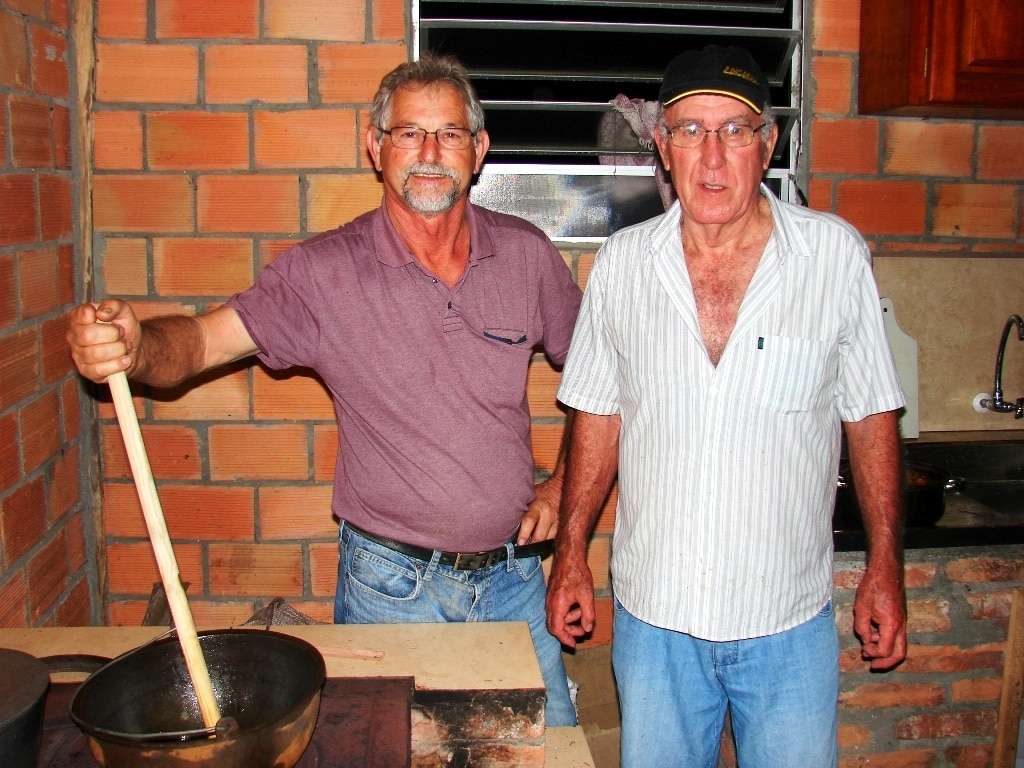 Marcelo Branco: No dia 16 de janeiro, sábado, haverá o 1º costelaço no Balneário da Dete 6 A dupla Vitório Mazzuco e Ari Fretta preparando a polenta.