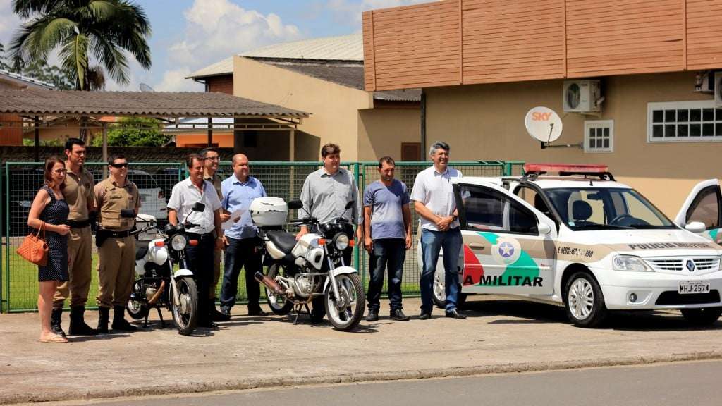 Polícia Militar de Nova Veneza doa um carro e duas motos para prefeitura 1 Polícia Militar de Nova Veneza doa um carro e duas motos para prefeitura