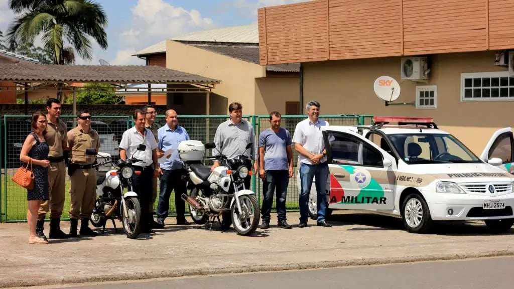 Polícia Militar de Nova Veneza doa um carro e duas motos para prefeitura