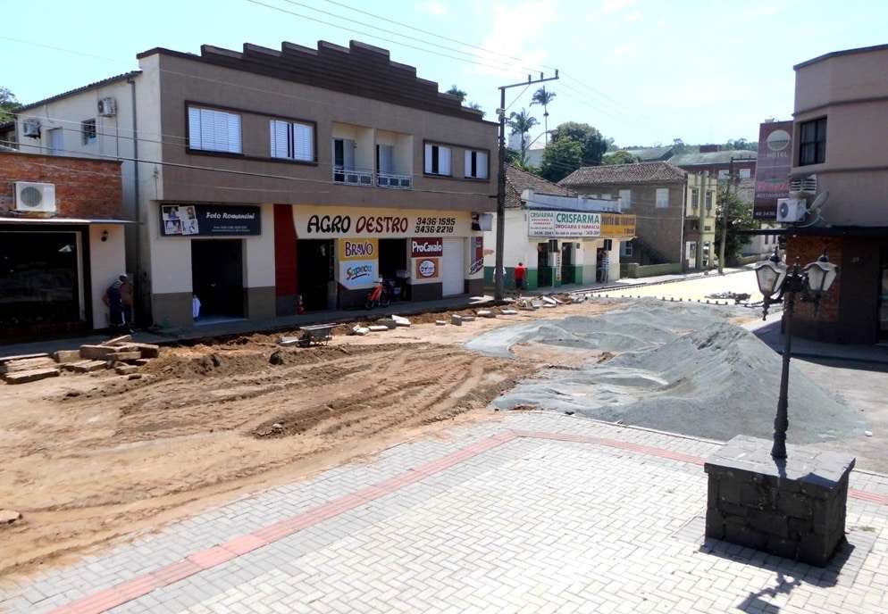 Marcelo Branco: Na segunda etapa da obra a ponte do centro ficará interditada 4 A obra na praça está caminhando dentro da normalidade e logo iniciará a segunda etapa, na qual a ponte do centro ficará fechada.