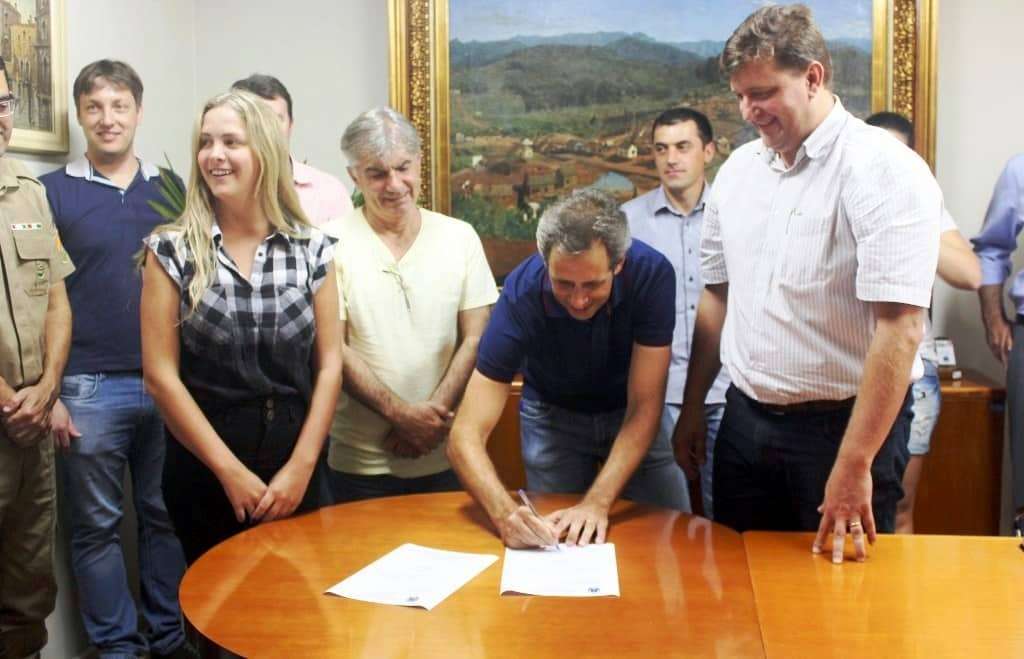 Marcelo Branco: No dia 16 de janeiro, sábado, haverá o 1º costelaço no Balneário da Dete 4 Nova Veneza terá pavimentação turística no Centro. As melhorias trarão harmonia, conforto e mobilidade. É a terceira revitalização com ciclofaixa realizada nos últimos anos. A Rua Cônego Miguel Giacca, que dá acesso a um importante ponto turístico de Nova Veneza, a Praça Humberto Bortoluzzi, será revitalizada. O investimento na nova pavimentação será de R$ 250 mil. A melhoria prevê a troca das lajotas por paver, o mesmo piso de concreto da Praça. Além disso, a prefeitura executará passeios, ciclovia, sinalização e urbanização. A obra inicia na próxima semana e conforme a construtora responsável, FBB Engenharia, deve levar de 3 a 4 meses para ser finalizada.