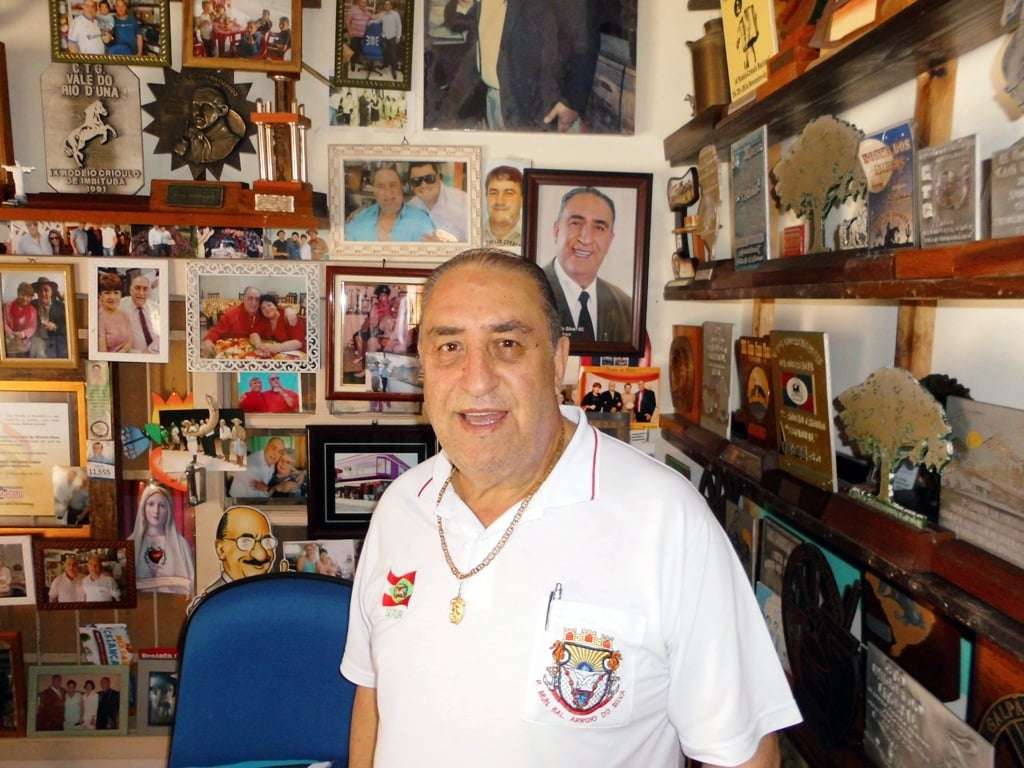 Marcelo Branco: Há sempre turistas na cidade da região e de estados vizinhos 2  Há 16 anos fiz uma entrevista com o narrador de rodeio, o “serrano” Zé Paim com o título: “Zé Paim, o Galvão Bueno dos rodeios”. O título na época foi porque Paim se destacava como um dos mais famosos narradores de rodeio do sul do Brasil mas ele também acabou ficando parecido fisicamente com o global Galvão Bueno. Quando vou ao Balneário Arroio do Silva dou uma passada na sua cantina na entrada do balneário para uma prosa com este “ausentino” muito simpático, que é uma figuraça de muitas histórias.