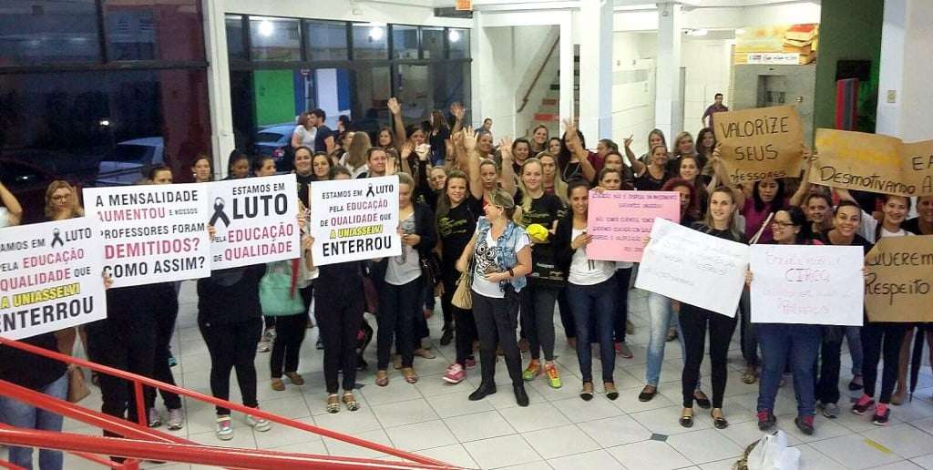 Alunos de pedagogia promovem nova manifestação contra a Uniasselvi em Criciúma