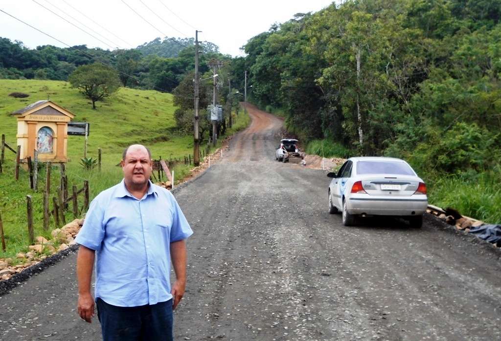 Marcelo Branco: O prefeito Evandro Gava (PP) volta ao comando da prefeitura na próxima semana. 5 O prefeito em exercício Zé Spillere (PSD) em visita nas obras de pavimentação asfáltica. Ontem ele esteve em Caravaggio onde cinco ruas serão asfaltadas, e na Rodovia Ângelo Moro que será pavimentada. Outro local visitado foi na passarela dos romeiros que esta sendo concluída até na gruta do santuário.
