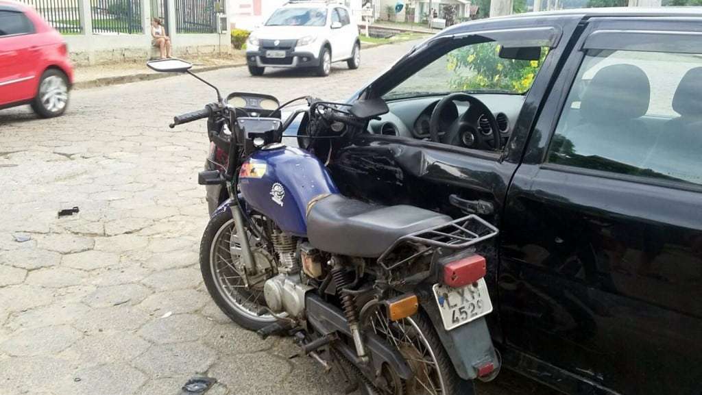 No Caravaggio, adolescente colide motocicleta em outro veículo