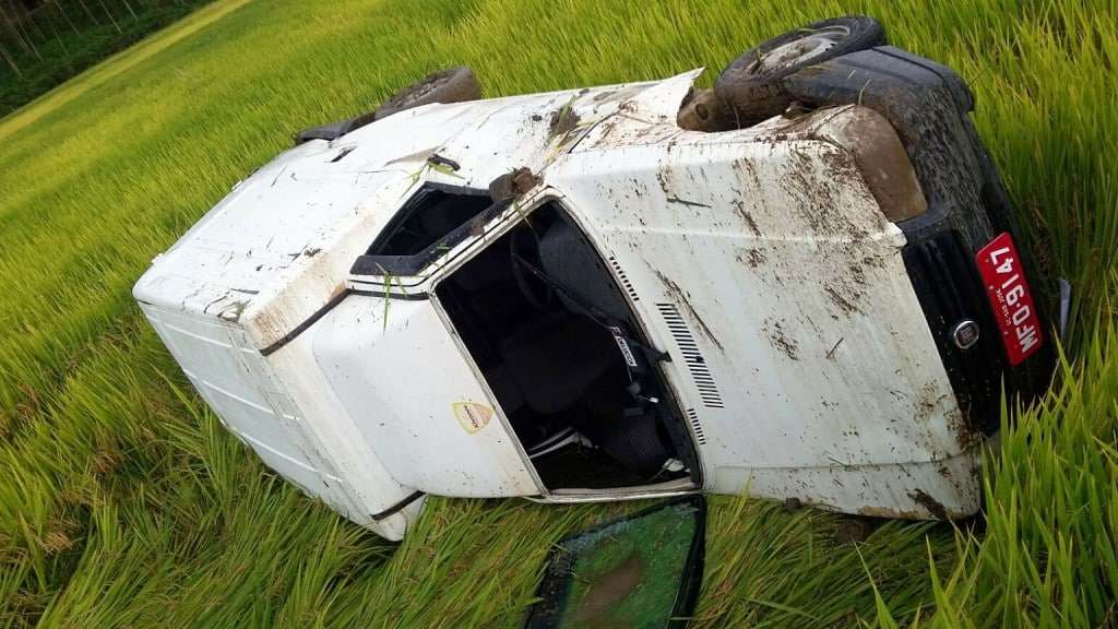 Carro sai da pista e capota na NVA-150