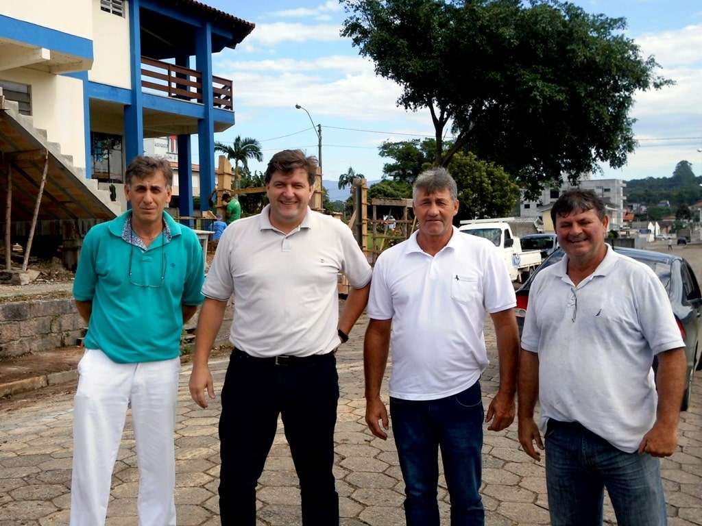 Marcelo Branco: Já é possível perceber como ficará o centro da cidade depois das obras concluídas. 2  Encontrei em Caravaggio  o prefeito Evandro Gava, seu novo Secretário de Obras, Valmir “Chicão” Fontana, Intendente Distrital Luiz Carlos Daniel e o vereador Edilson “Xinho” Milanez  conferindo as obras em torno do Santuário de Caravaggio. O trecho da passarela dos romeiros na chegada ao santuário ficou bonito e está sendo muito elogiado pelos moradores e visitantes.