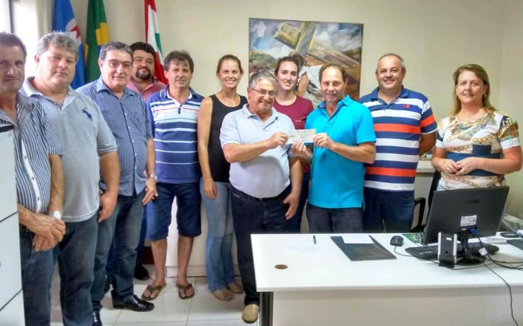 Marcelo Branco: O prefeito Evandro Gava (PP) volta ao comando da prefeitura na próxima semana. 3  A Apae de Nova Veneza recebeu o valor de R$ 4.377,73 através do deputado estadual João Amim, representado por seu assessor da região Ranier Amboni. A emenda parlamentar no valor de R$ 200 mil para a pavimentação da estrada em Rio Cedro Médio que dá acesso ao frigorífico Disner também foi reivindicada por Amboni e PP local.