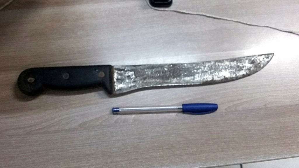 Homem dirigindo embriagado e portando facão é preso pela PM no Centro