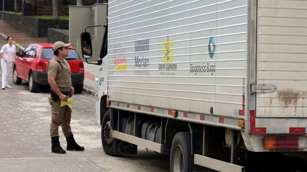 Em duas horas, 22 multas são expedidas contra caminhões circulando em área proibida 1 Em duas horas, 22 multas são expedidas contra caminhões circulando em área proibida