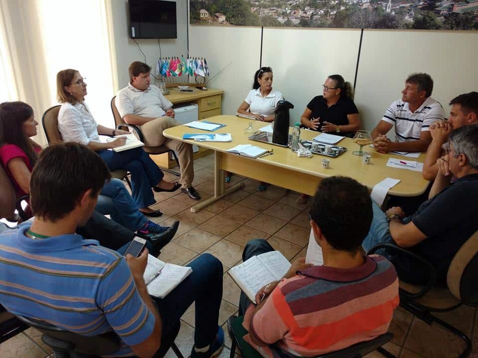 Marcelo Branco: A Epagri comemora 60 anos de Extensão Rural e 40 anos de Pesquisa Agropecuária em Santa Catarina 7 Reunião de trabalho da equipe de linha de frente na prefeitura. Prefeito Evandro Gava cobrando eficiência do grupo.