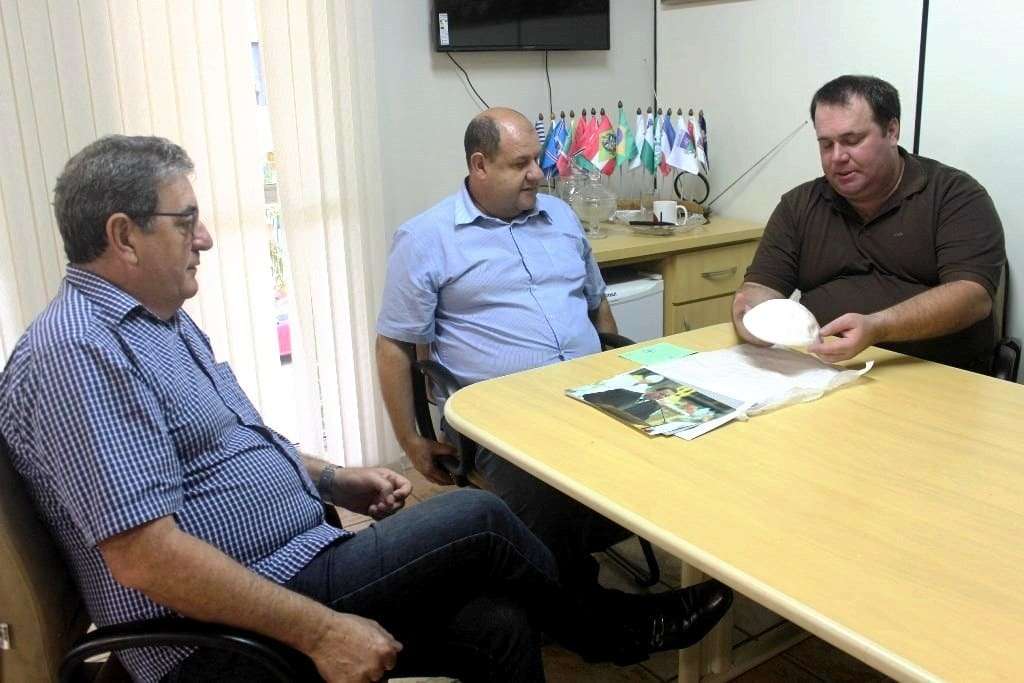 Marcelo Branco: O prefeito Evandro Gava (PP) volta ao comando da prefeitura na próxima semana. 2 Os bastidores antes da missa do galo no Vaticano quando o nosso amigo Giliard Gava fez a leitura tem muitas histórias inesquecíveis. Vou divulgá-las aqui nas próximas edições. O Papa Francisco adora o Brasil e o “Gili” aproveitou e roubou a cena na noite de natal. Eles trouxeram o “solidéu” que usou na missa vai ficar numa redoma de vidro no Santuário de Caravaggio. Na foto: Ênio Milanez, prefeito em exercício Zé Spillere e Giliard Gava.