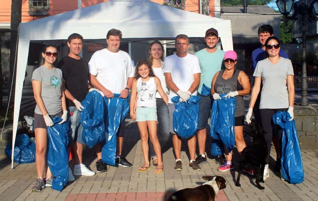 Voluntários recolhem lixo de rodovia em Nova Veneza