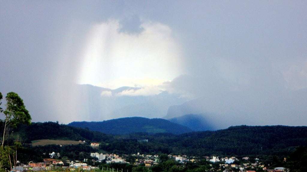 Semana com clima típico de verão: temperaturas altas e temporais isolados no fim de tarde