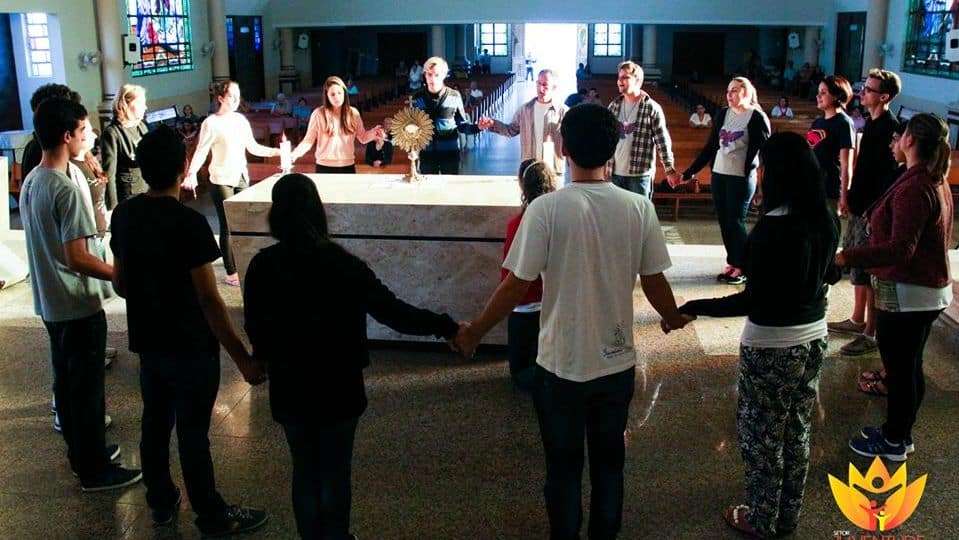 Jovens passam madrugada em adoração na Sexta-feira Santa 3 Jovens passam madrugada em adoração na Sexta-feira Santa
