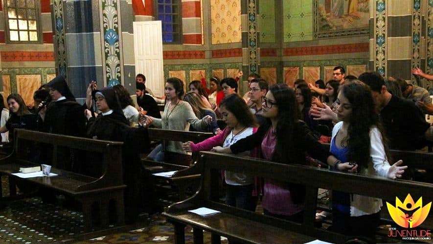 Jovens passam madrugada em adoração na Sexta-feira Santa 2 Jovens passam madrugada em adoração na Sexta-feira Santa
