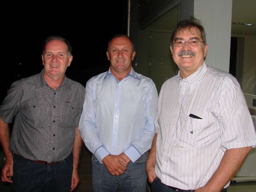 O ex-secretário Giliard Gava nasceu e se criou no PP mas pelo jeito ele está com um pé no PSD 4 Nilton Pasetto, Miri Dagostin e Carlos Henrique Alamini em evento recente.