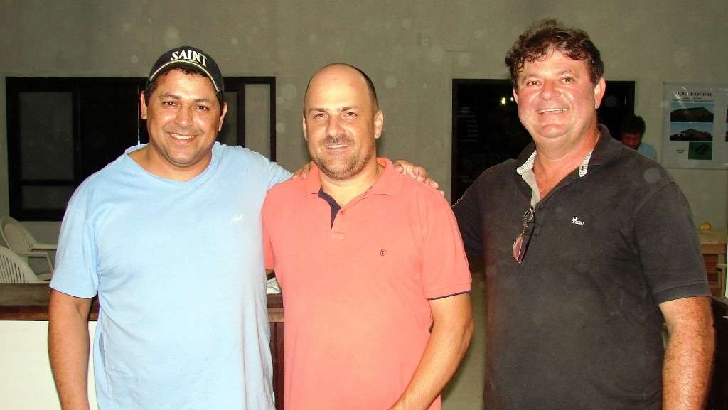 Os empresários do nosso setor turístico tem o desafio de oferecer mais atrações turísticas 2  Na terça-feira foi feito um jantar “teste” na casa do tropeiro do CTG Fronteira da Serra. Todas as quintas-feiras a partir da próxima semana, dia 10, será  servida costela bovina assada e os tradicionais acompanhamentos como saladas, farofa, maionese e pão, evento aberto a todos. Quem comanda a cozinha é o Chef Fera com apoio do Daniel, o “Tio Táta”. O cardápio foi aprovado pelos “jurados”. Confira na próxima quinta-feira. Na foto: Fera, Patrão Dega Fretta e Luis Carlos Daniel.