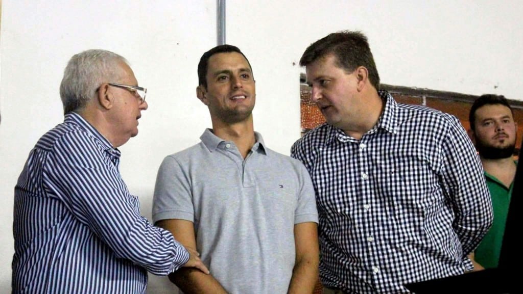 O PP já definiu o nome do atual prefeito Evandro Gava para concorrer à reeleição. 2  Genésio Spillere, deputado estadual João Amim e o prefeito Evandro Gava já em clima de campanha eleitoral.