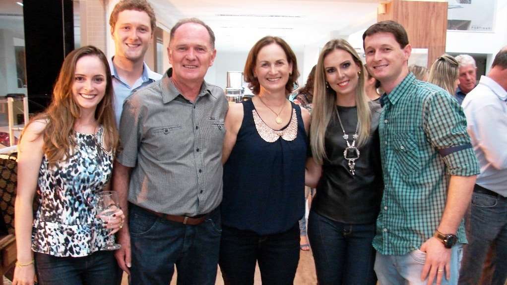 O Grupo Folclórico ítalo-brasileiro vai participar de festival internacional em Treviso na Itália, em julho 3 Nilton Pasetto e familiares recebendo convidados para apresentar as novidades da feira Revestir 2016 na loja Pasetto Pisos e Acabamentos.