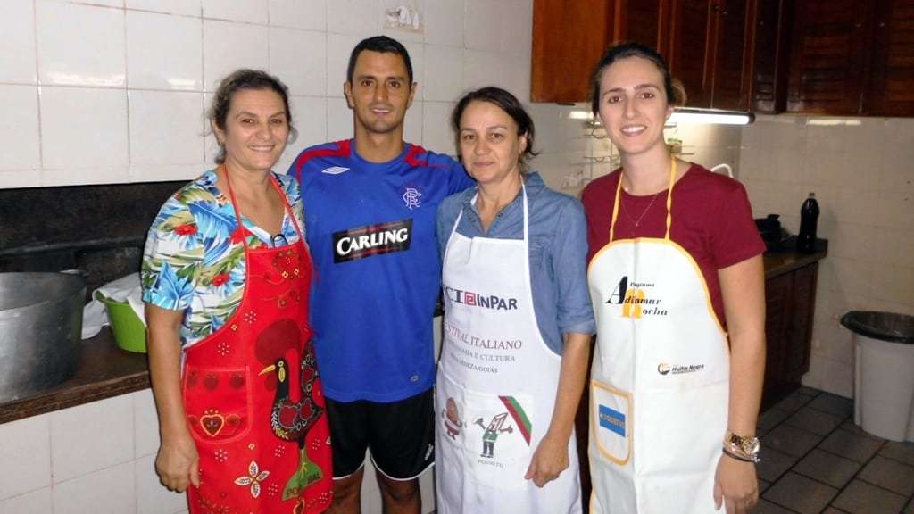 O prefeito Evandro Gava vem concluindo várias obras, e outras estão em andamento 6  Deputado Estadual João Amin depois do futebol na Associação Bistek recentemente foi conversar com a equipe que preparou o jantar, Mariângela Panatto Ghislandi, Carmen Ghislandi e Ângela Panatto Ghislandi de Mello.