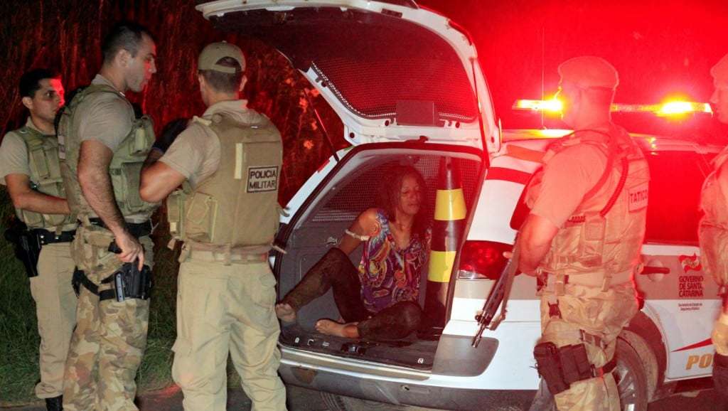 Após matar marido com 67 facadas, mulher ainda tira cochilo ao lado do corpo 1 Após matar marido com 67 facadas, mulher ainda tira cochilo ao lado do corpo