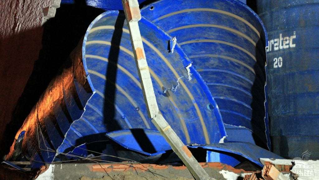 Reservatório com 20 mil litros de água se rompe e causa prejuízo em Rio Cedro Médio 2 Reservatório com 20 mil litros de água se rompe e causa prejuízo em Rio Cedro Médio