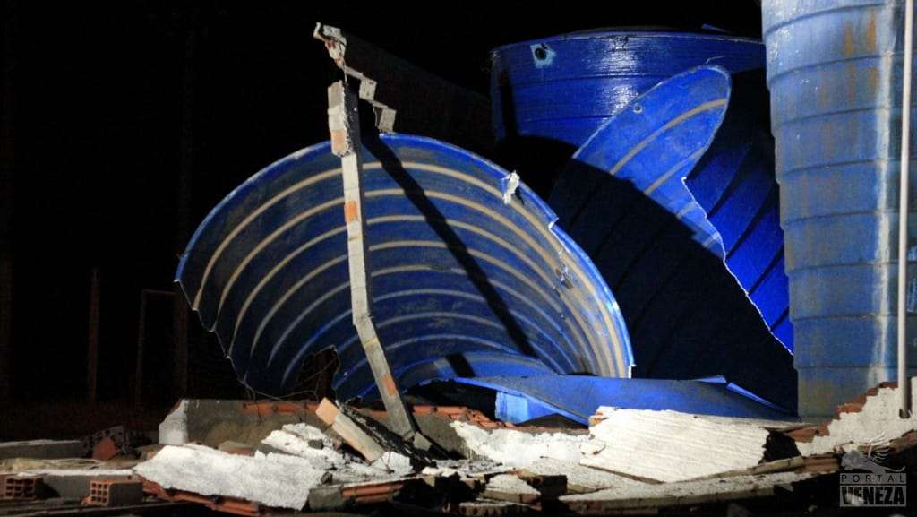 Reservatório com 20 mil litros de água se rompe e causa prejuízo em Rio Cedro Médio 3 Reservatório com 20 mil litros de água se rompe e causa prejuízo em Rio Cedro Médio