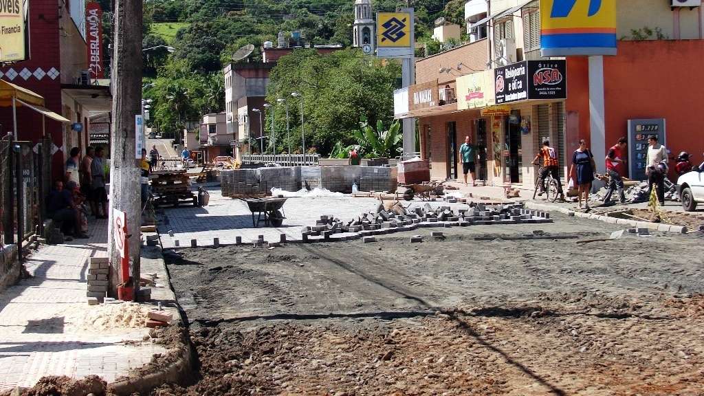 A Casan e a prefeitura estão deixando a Rua Dr. Carlos Gorini mais transitável depois de obras para a substituição de uma canalização. 4  As obras da colocação do paver estão em fase final.